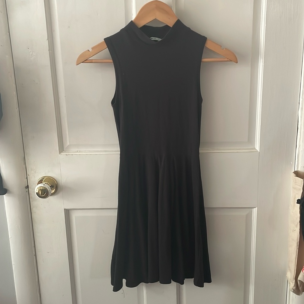 Kimchi Blue XS black peekaboo back shift dress